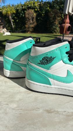 Women’s Air Jordan 1 Mid Tropical Twist Size 8