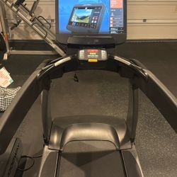 Life Fitness 95T Commercial Treadmill w/ Touchscreen