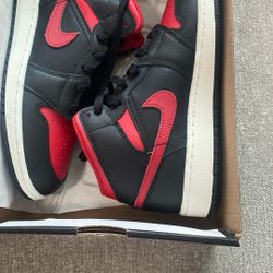   NEVER BEEN WORN SIZE 7y AIR JORDAN 1 MIDS BLACK / VARSITY RED SUMMIT WHITE