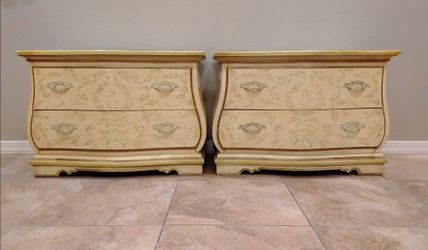 Vintage Pair of Heritage Venetian Style hand painted Bombe' Shaped Nightstands In Very Good Condition - 1960's - All Wood construction.