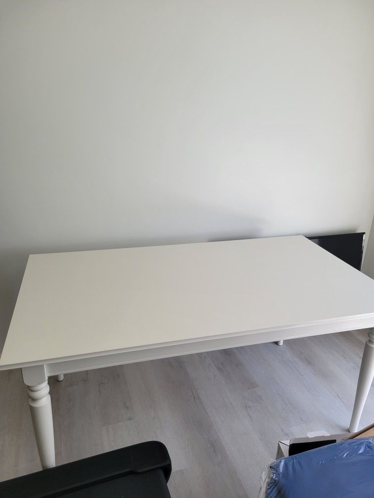 Whit extendable table