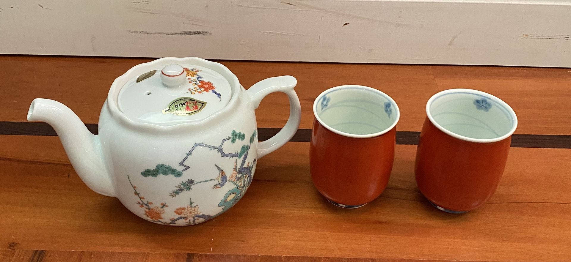 Tea pot with two tea cups