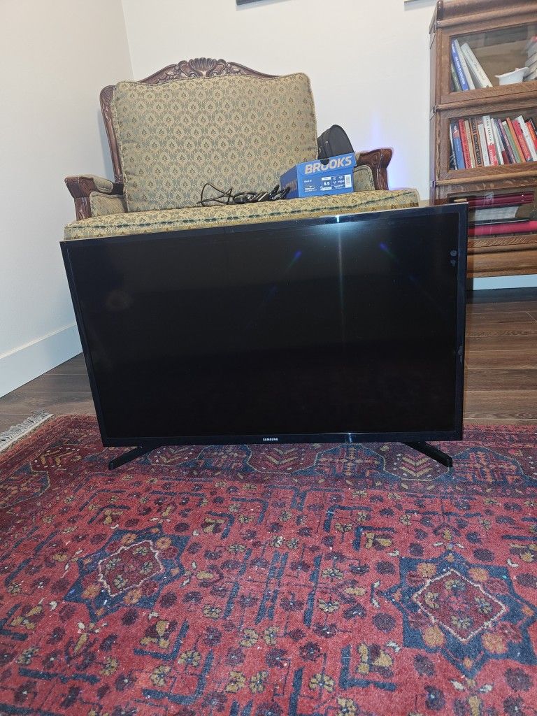 TV (Samsung) 32" with Fire stick