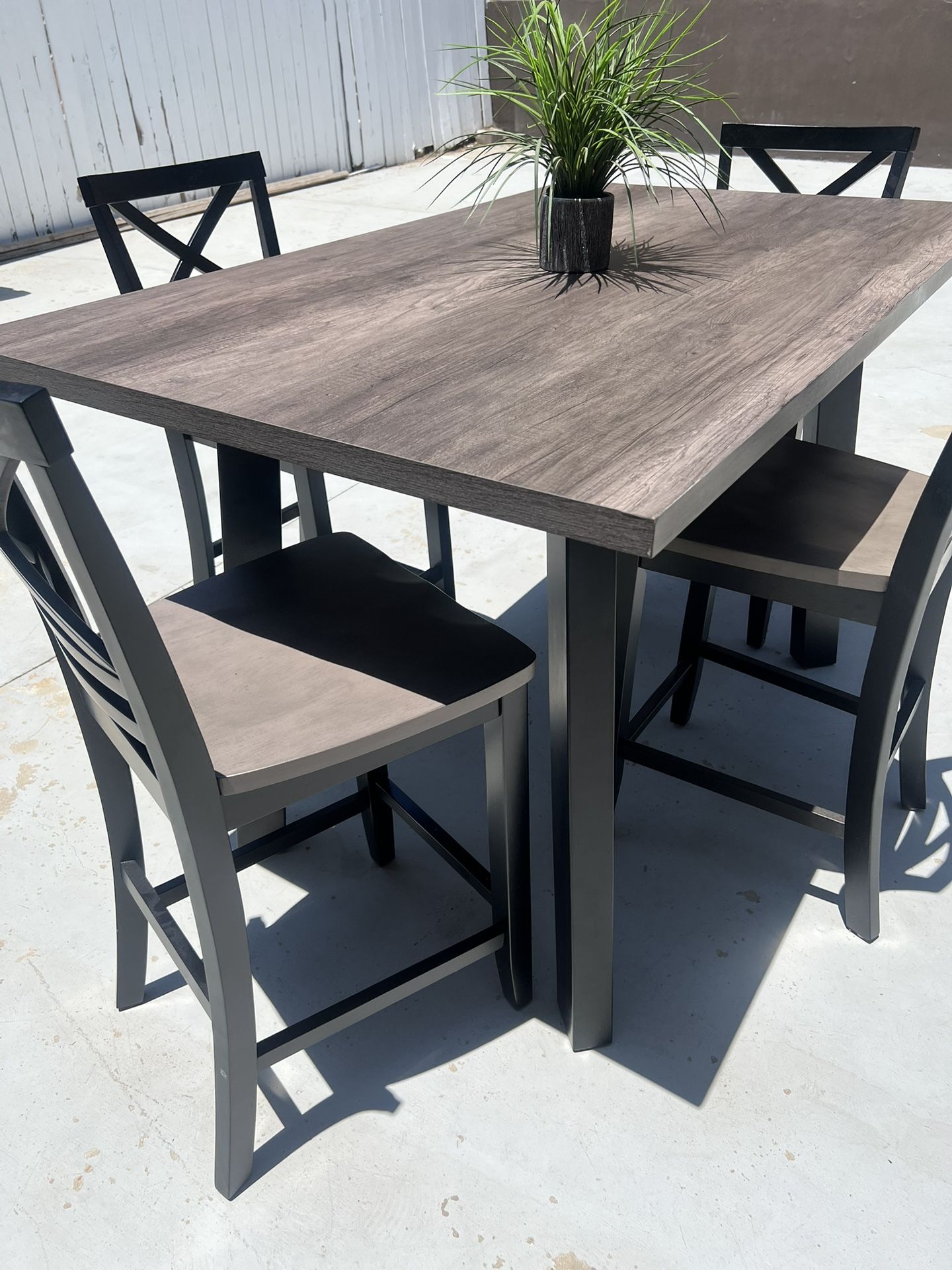 Dining Room Set 4 High Chairs & Table