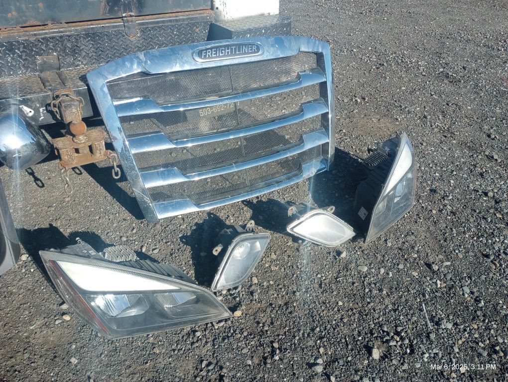 2018 Freightliner cascadia parts & tires