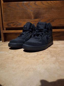 Black Nikes size 7 youth