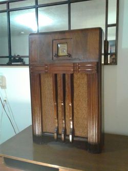 Beautiful vintage radio Detrola