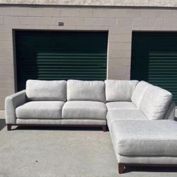 Living Spaces Sectional Couch 🛻Delivery Available🛻