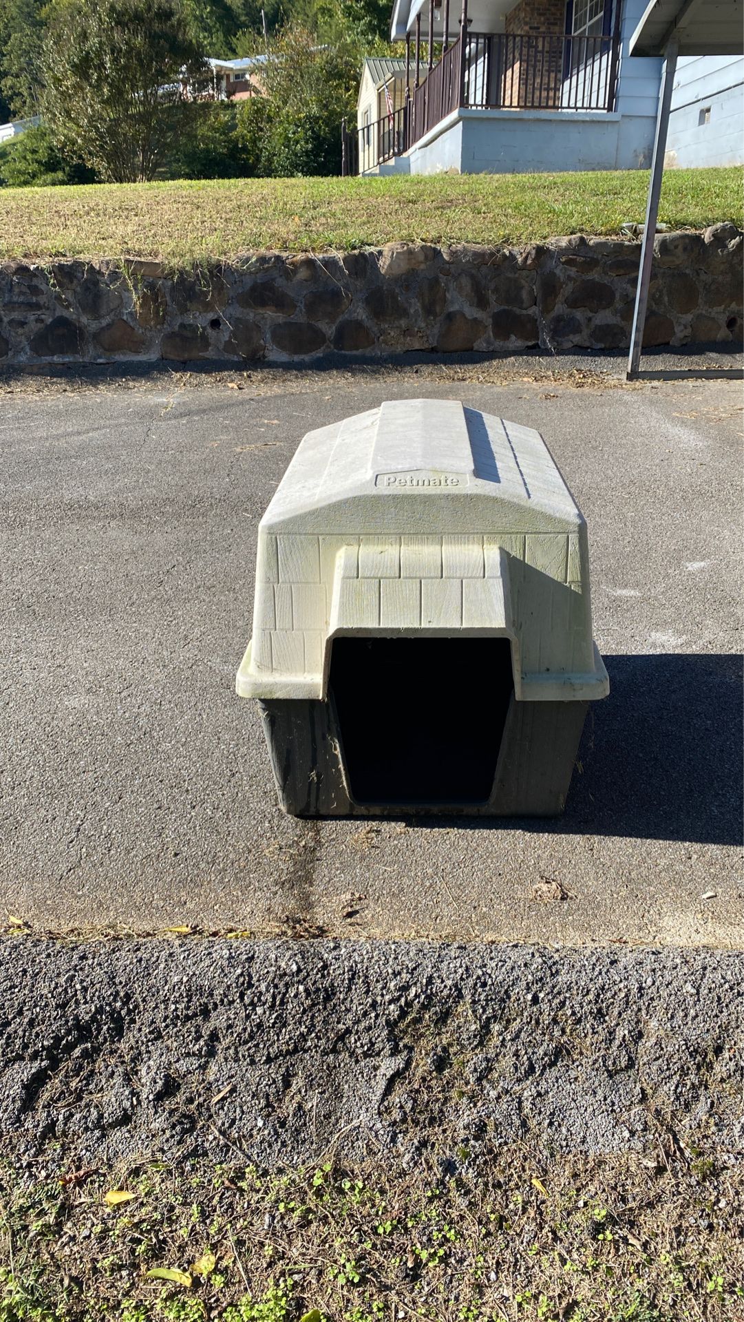 Great dog house. Needs gone ASAP!