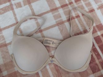 Smooth molded cups create a seamless silhouette. Light padding offers gentle lift and shaping. Adjustable straps and secure back closure for a tailore