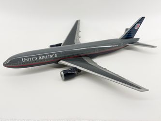 United Airlines Boeing 777-200 Battleship N777BA Model 1:144