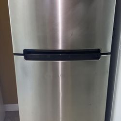 Whirlpool Refrigerator $295.00 USD* · Marca: Whirlpool 18' Whirlpool Stainless Steel refrigerator, like new. Asking $295 firm. 