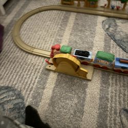 Train track when the train goes to the Ferris wheel returns needs batteries