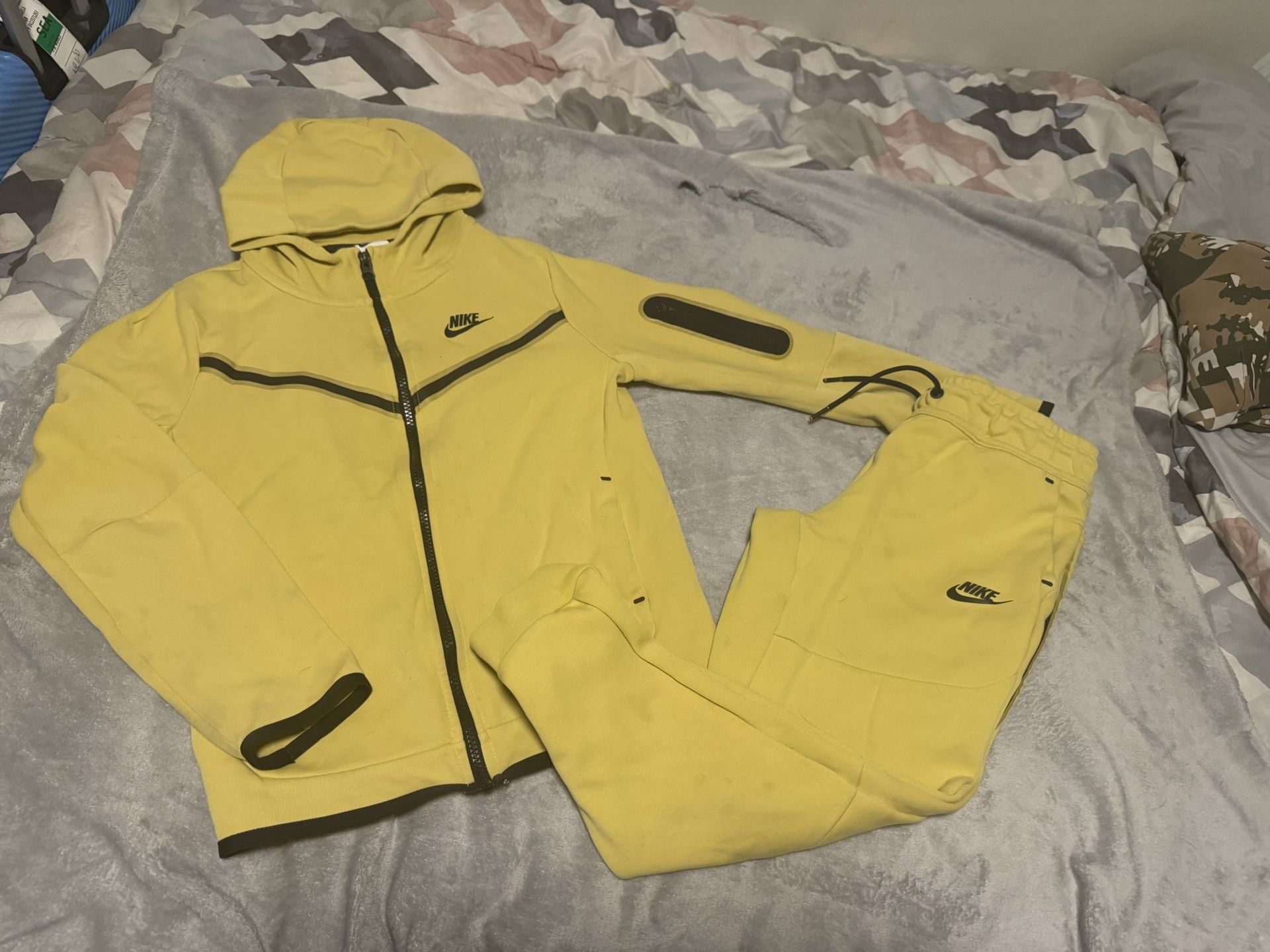 NIKE TECH MATCHING SET SWEATSUIT BOYS SIZE L & M