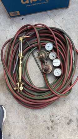 Cutting torch w/Gauges & 100 foot Hose. USA