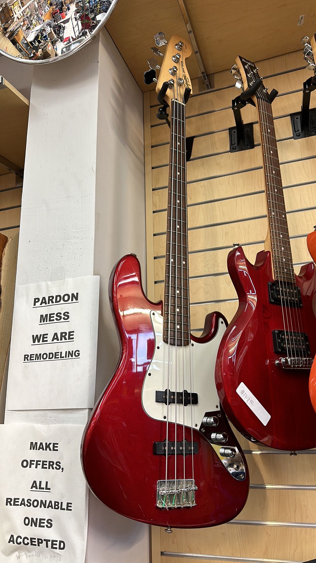 FENDER Squier Jazz Bass 4-string Electric Bass Guitar with Agathis Body, Maple Neck, Rosewood Fingerboard, and Two Single-coil Pickups Candy Apple Red