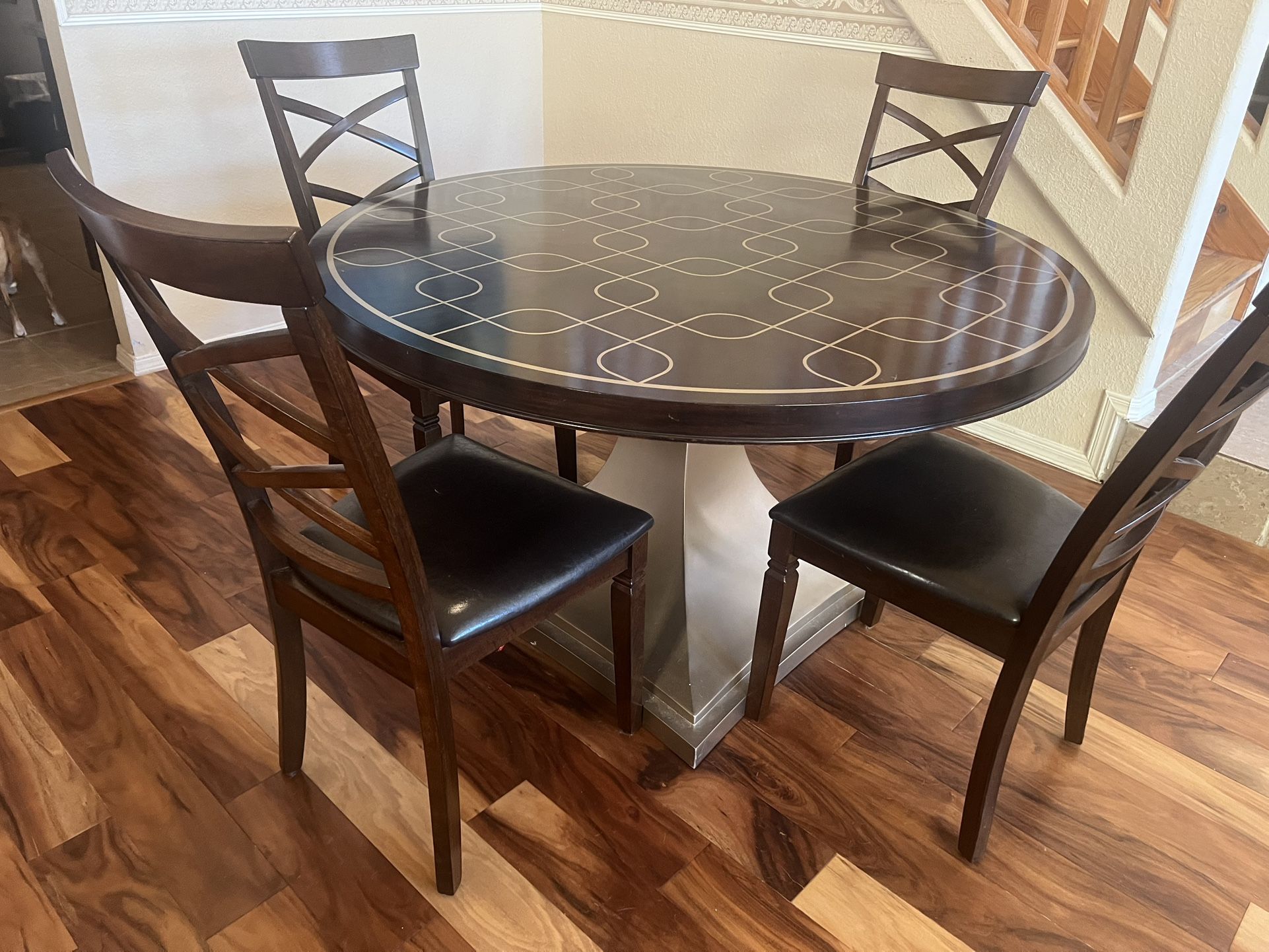 Dining table and 4 Chairs
