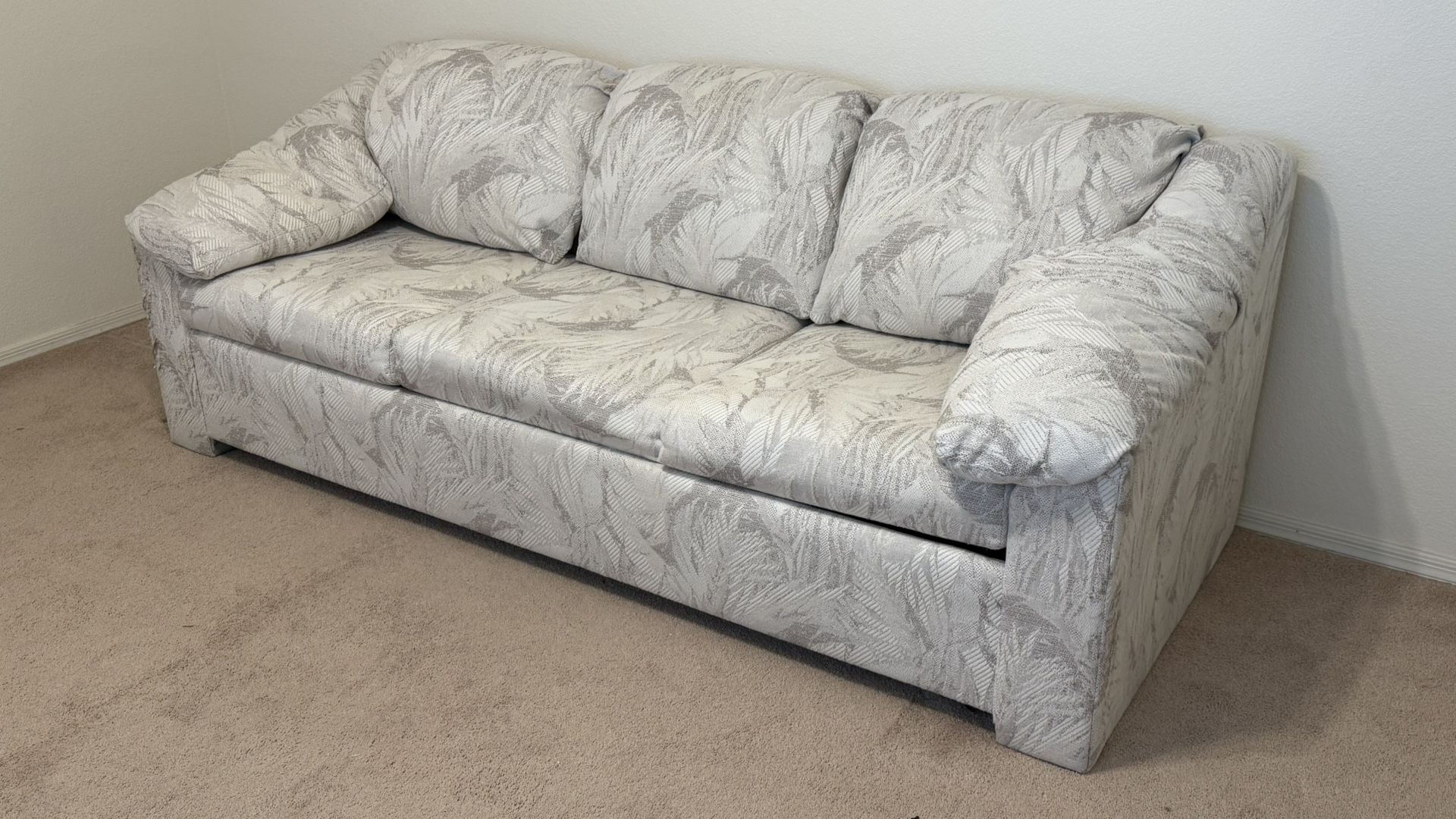 Beautiful Couch - Sofa bed