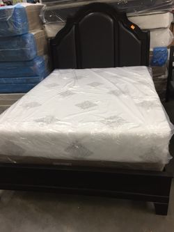 Queen bed with a mattress $465