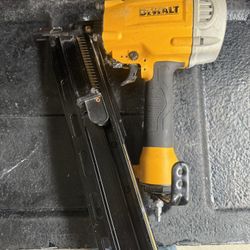 DEWALT Pneumatic 21-Degree Collated Corded Framing Nailer