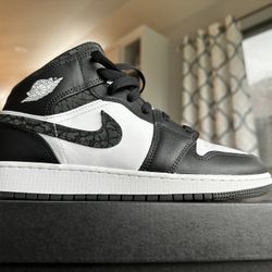 Like New! Nike Air Jordan 1 Retro Mid (GS) SE Panda Elephant 6.5Y $100 