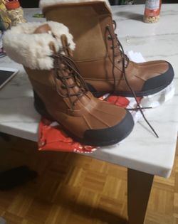 Men’s Ugg’s size 10