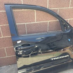 RIGHT FRONT DOOR FOR 2016-2023 TOYOTA TACOMA SHELL ONLY  ( DAMAGE).