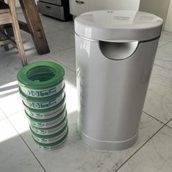 Munchkin Diaper Pail Powered By Arm & Hammer. 