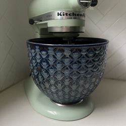 BRAND NEW 5 Qt Kitchenaid Mixer w/ Limited Edition Porcelain Mixing Bowl