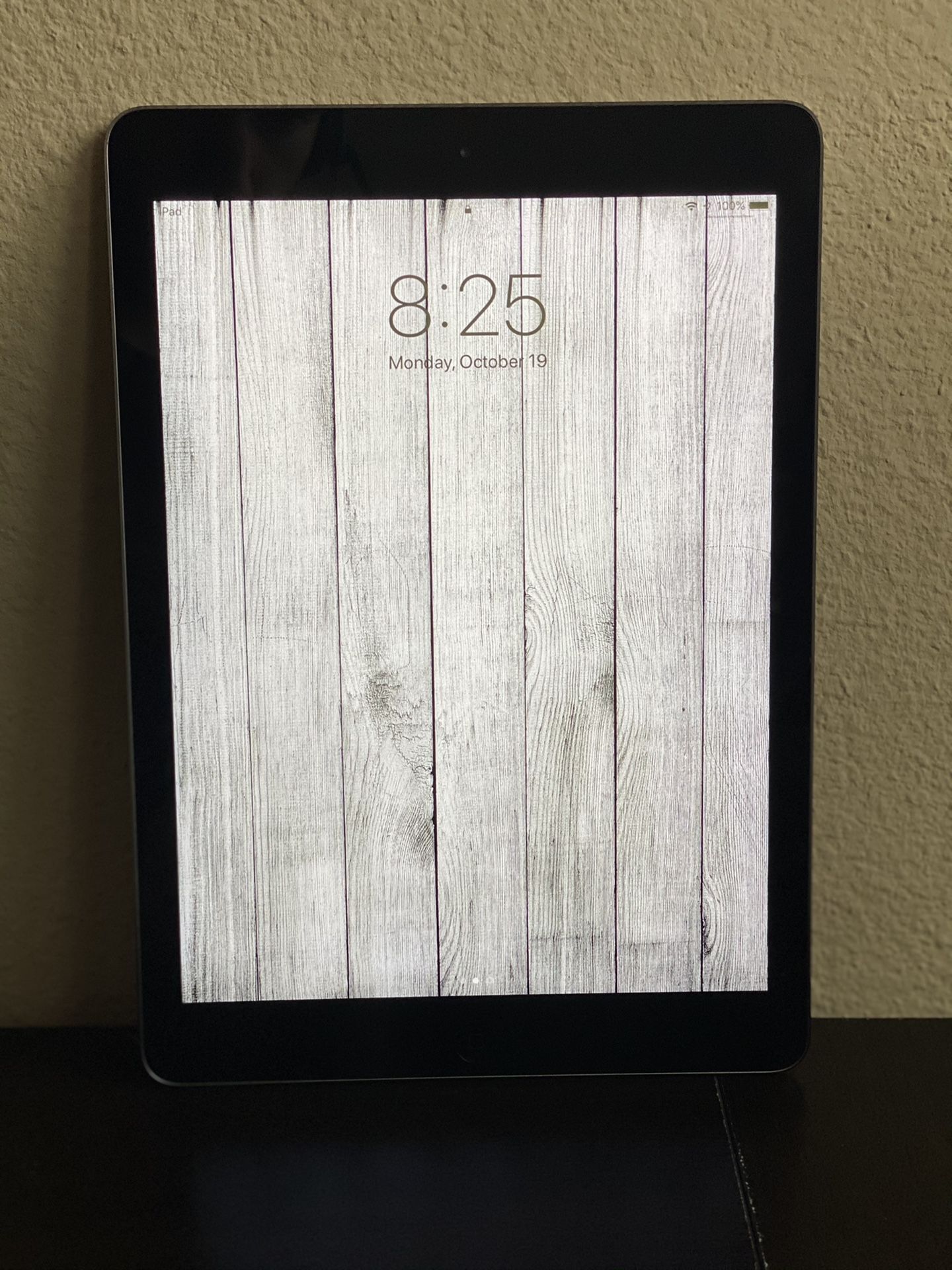 Apple iPad Air (16GB, Wi-Fi, Black w/Space Grey)