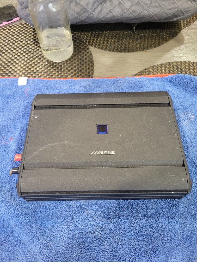 UN AMPLIFIER ALPINE