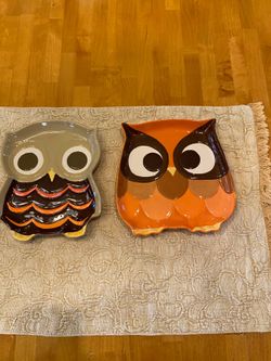 Two small MCM vintage 1970s owl plates by Mesa home products. Halloween/ fall decor. 10 & 8 inch.