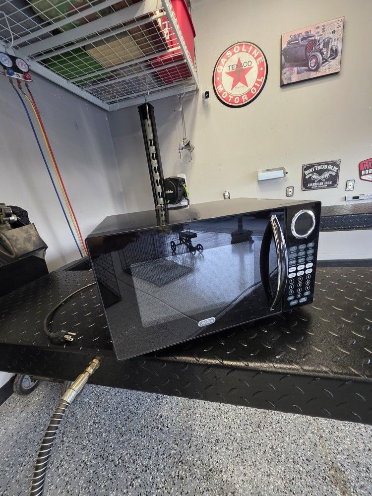 Sunbeam .7 Cu. Ft. Microwave