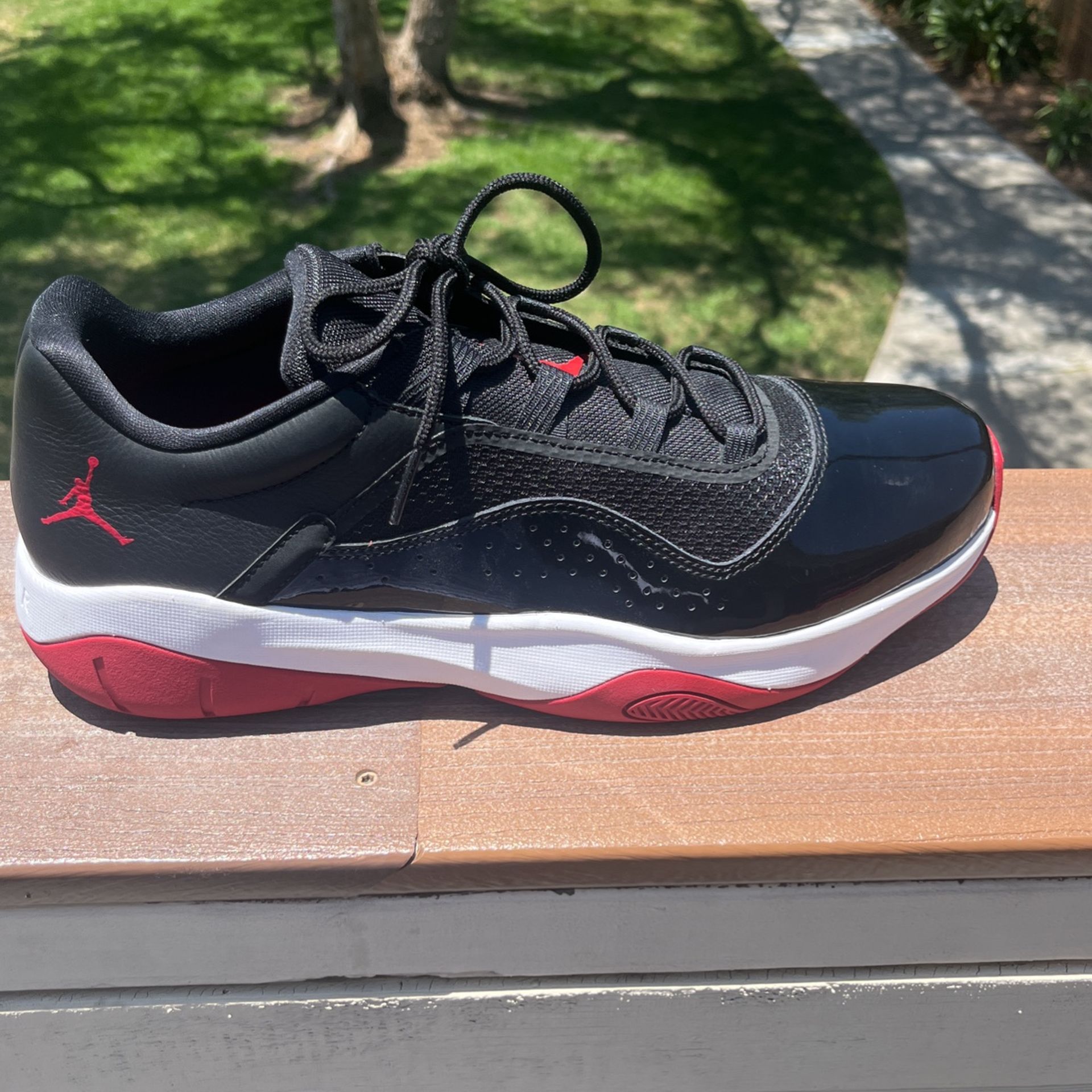 Air Jordan 11 CMFT Low Bred Black, White,red
