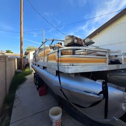 24ft Sun Tracker Party Barge Pontoon Boat