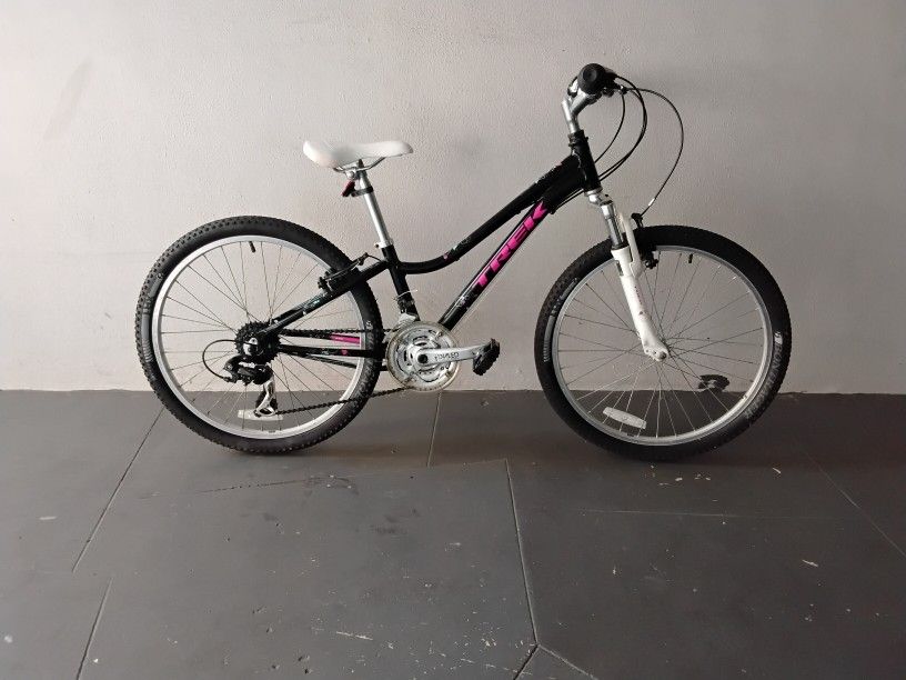 BICYCLE TREK 21 SPEED SIZE 24 BRAND NEW