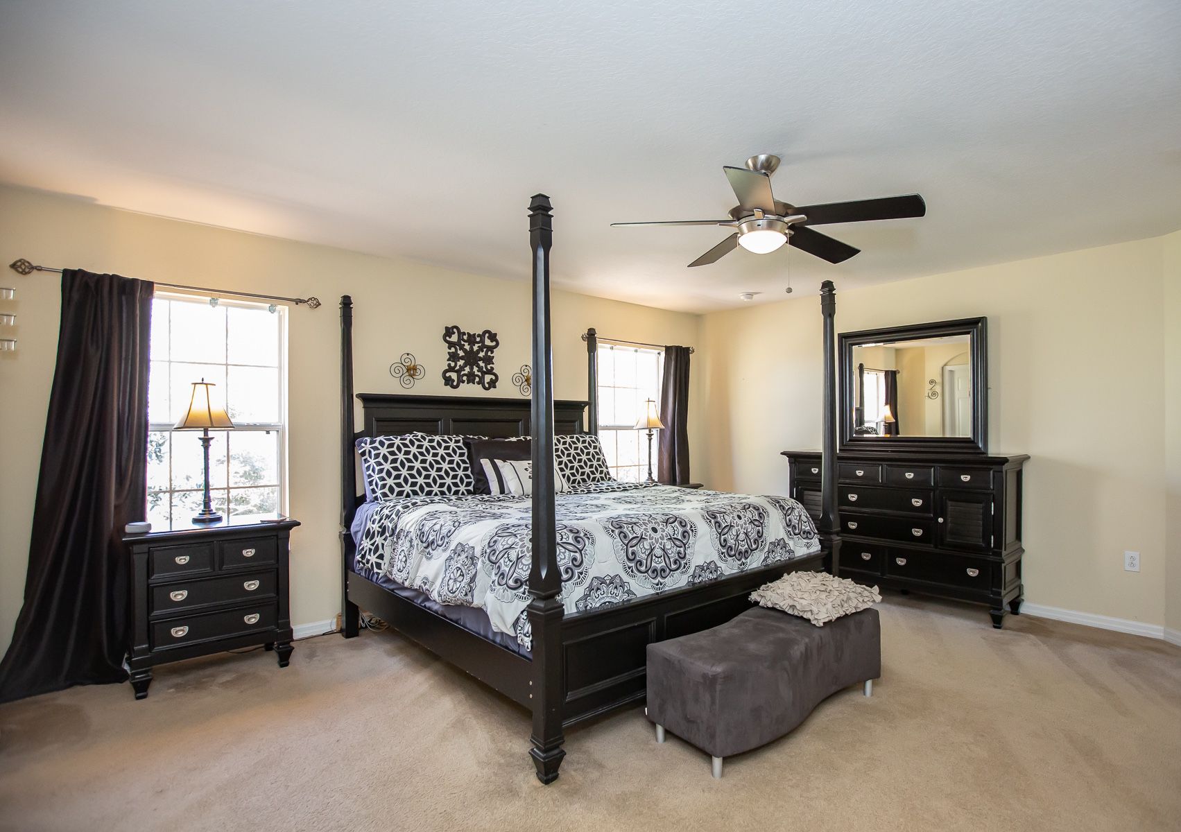 Rooms To Go Master bedroom Set, King for Sale in Orlando, FL