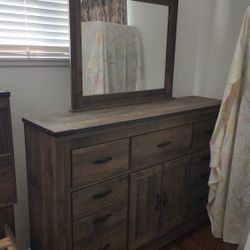  Dresser With Mirror