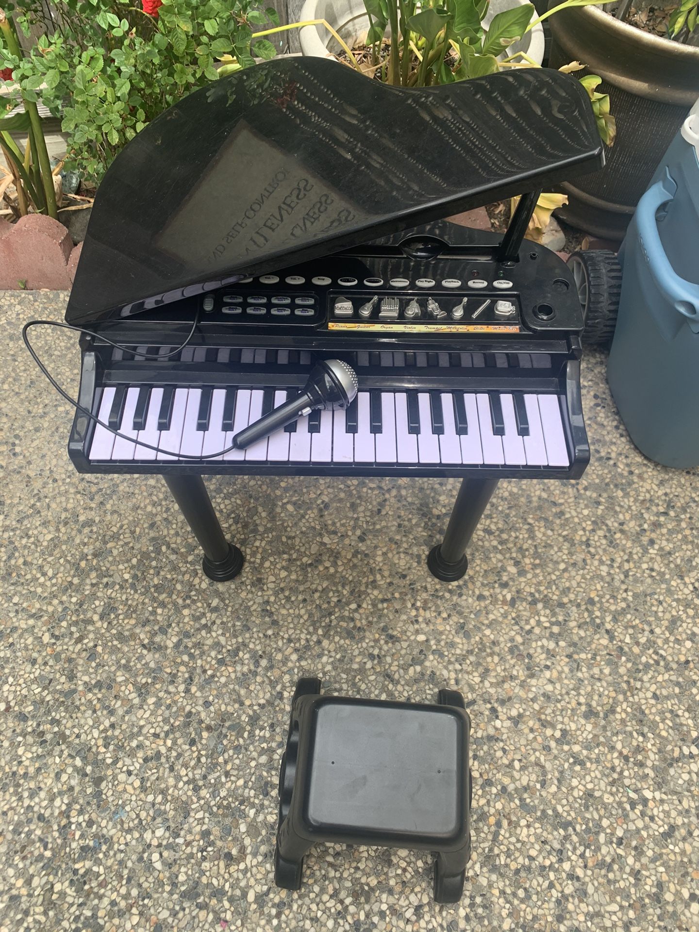 Kid piano with microphone