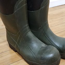 New. Mens size 12 Journeyman Steel Toe Rubber Boots