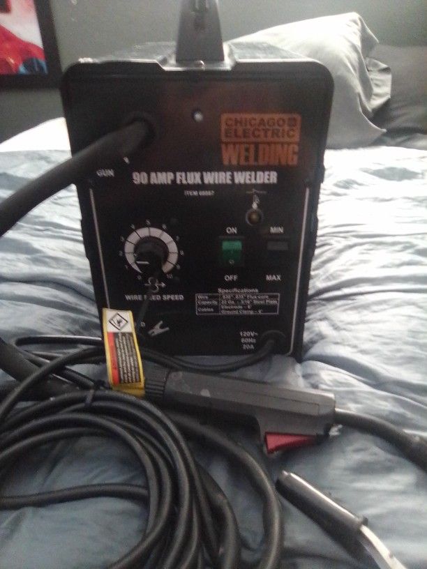 90 AMP FLUX WIRE WELDER in New Condition.
