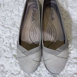 Lifestride Beige Women’s Flat Shoes. size 7.5
