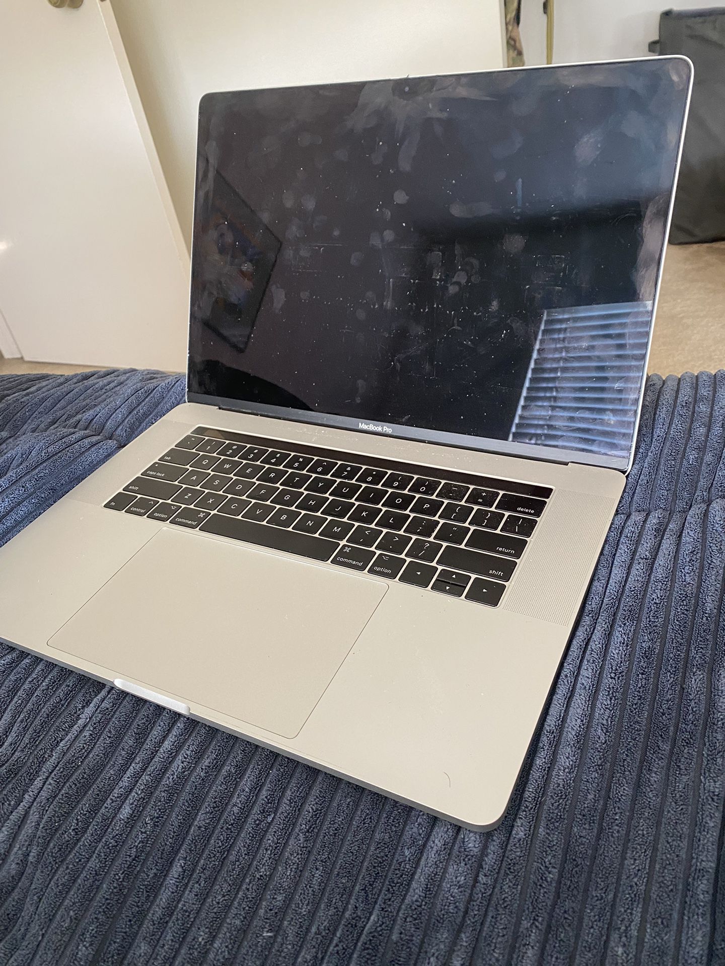 APPLE MACBOOK PRO 15" 2017 2.9 GHz Quad Core Intel i7/ Intel HD Graphic  (contact info removed)