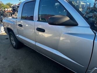 2006 Dakota pair of manual right doors