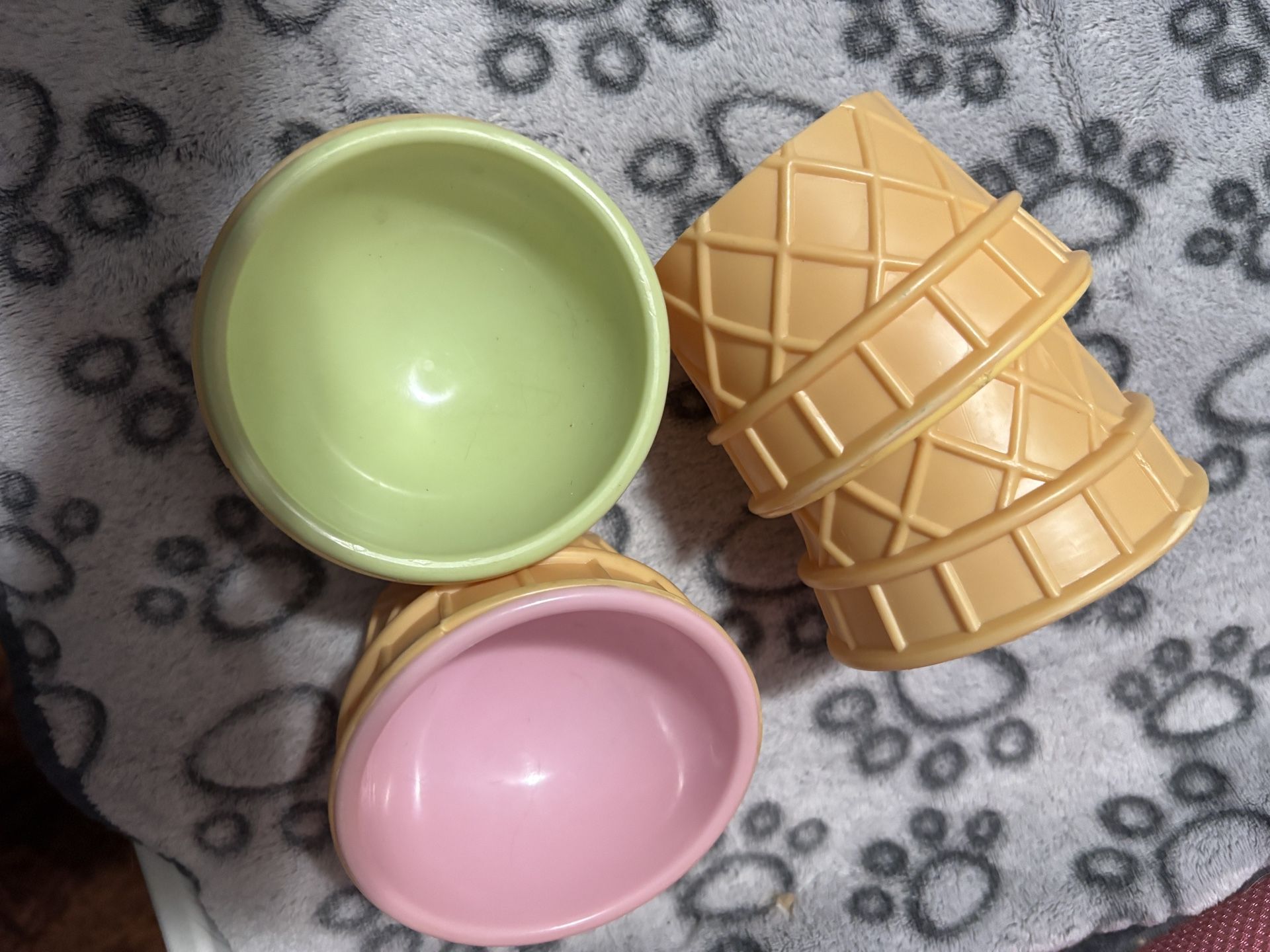 Set of 4 Plastic Ice Cream Cone Dessert Bowls – Pastel Pink & Green