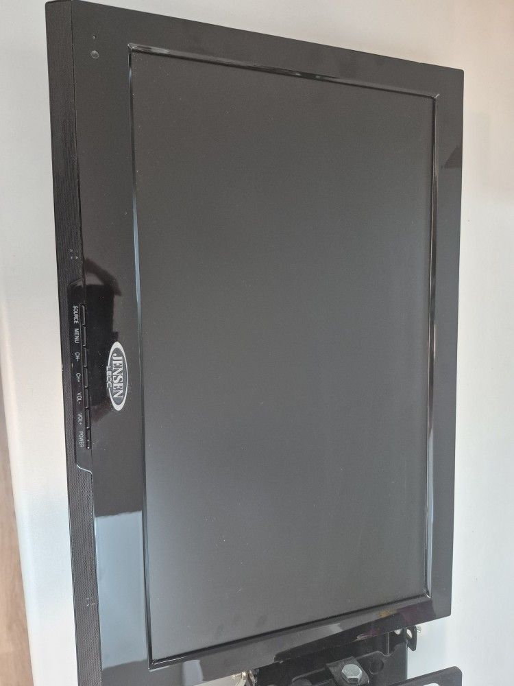 19" 12V RV or Trailer LED TV with heavy duty wall mount