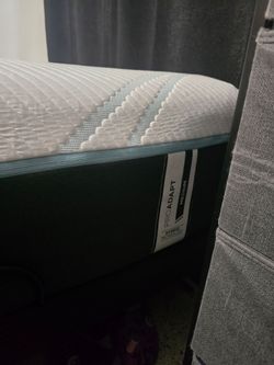 Queen size bed tempur-pedic