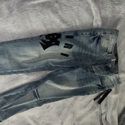 amiri jean size 32 one rip w logo (dm to see fully)
