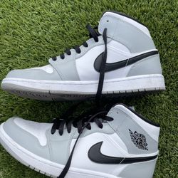 Air Jordan 1 Mid “Light Smoke Grey”