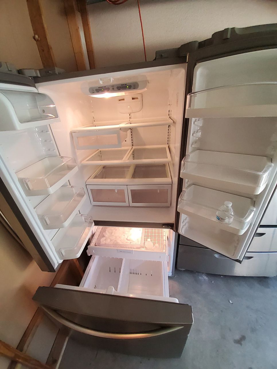 Refrigerator Lg SE HABLA ESPAÑOL Good condition 👌😊 Buenas condiciones Dimensions 33 w , 31 D, 69 H.